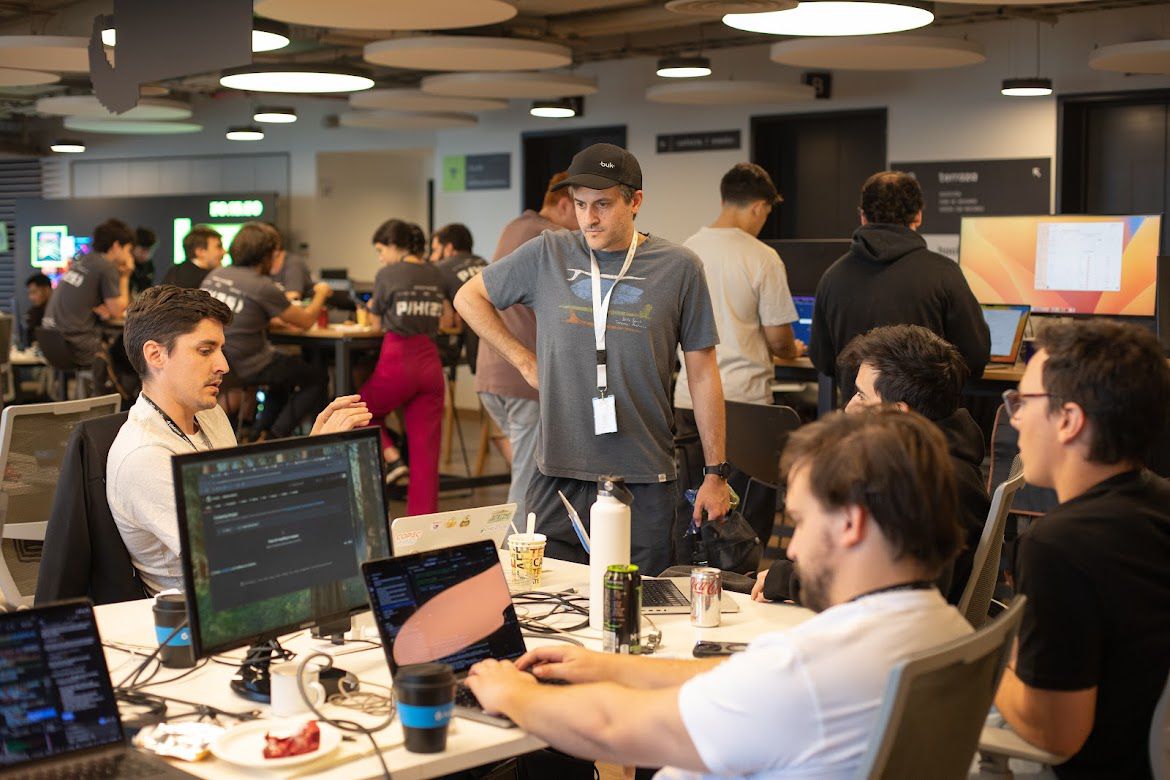 Felipe Sateler hablando con un equipo