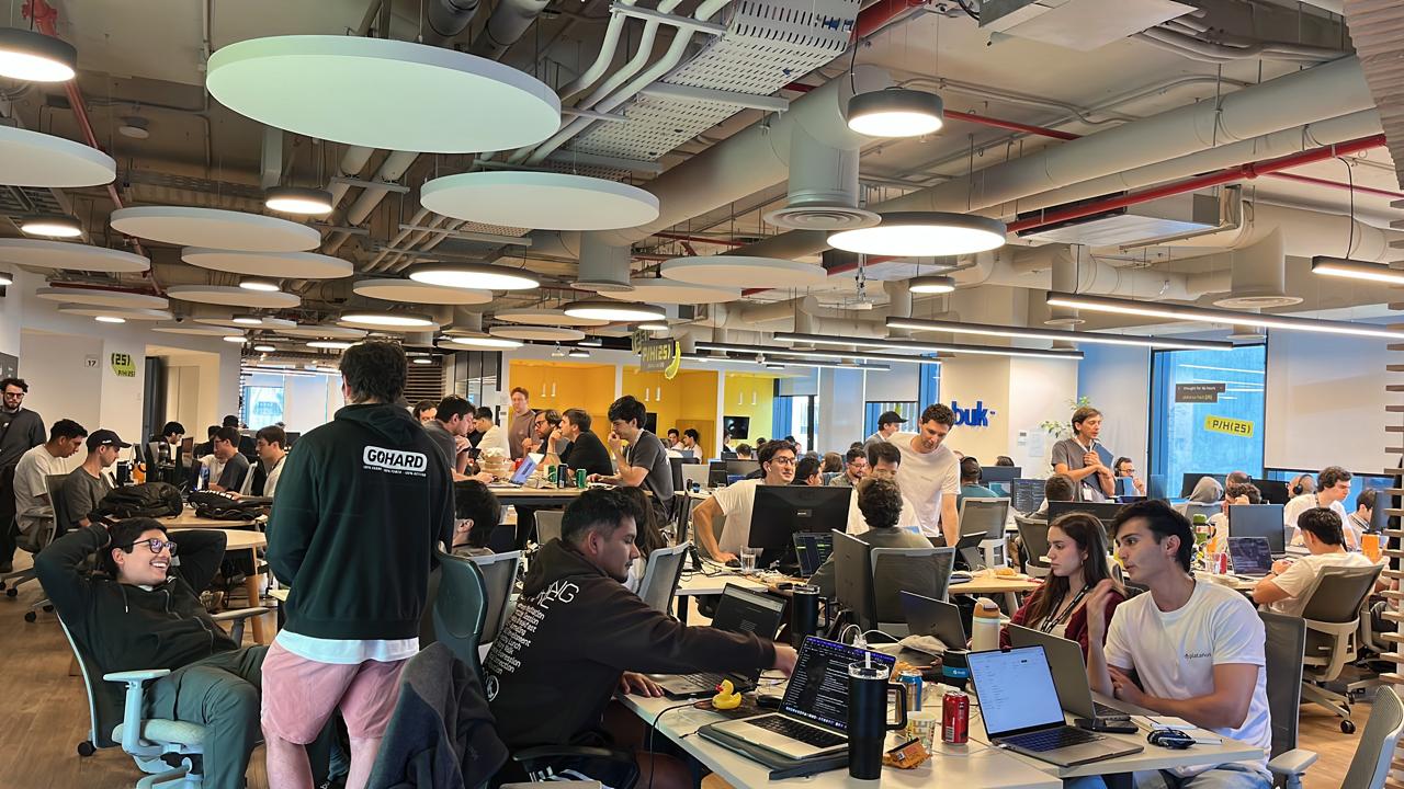 Participantes de la Platanus Hack 25 trabajando y conversando